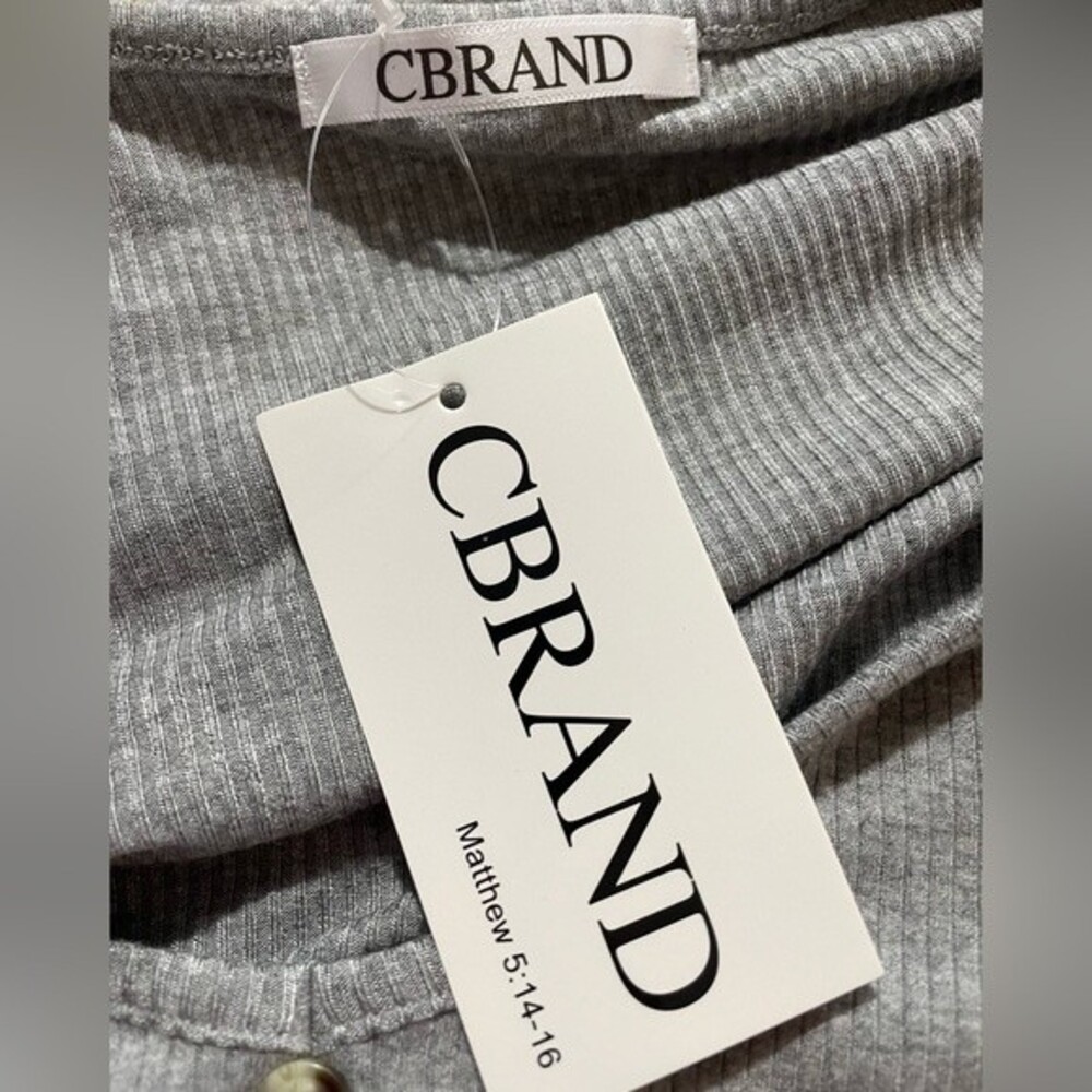 CBRAND FACE TO FACE BUTTON FRONT TOP NWT - Picture 5 of 6